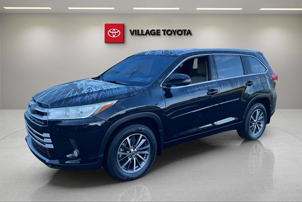 2017 Toyota Highlander XLE in Midnight Black — front three-quarter view